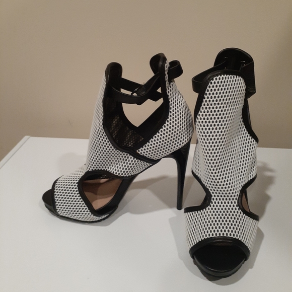 NWOB Steve Madden x Iggy Azalea Brixton Peep Toes! - Picture 4 of 9